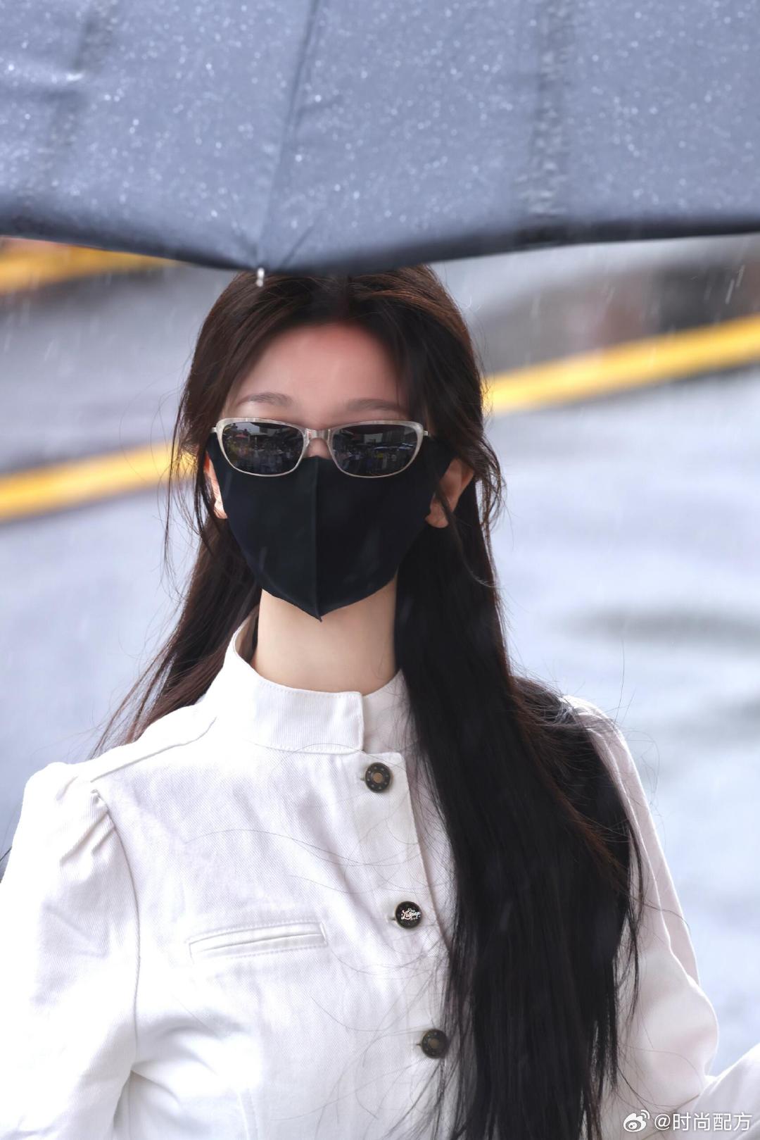 虞书欣虞书欣雨中撑伞神图虞书欣台风天也要上班 今天的虞书欣雨中撑伞完全神图，台风