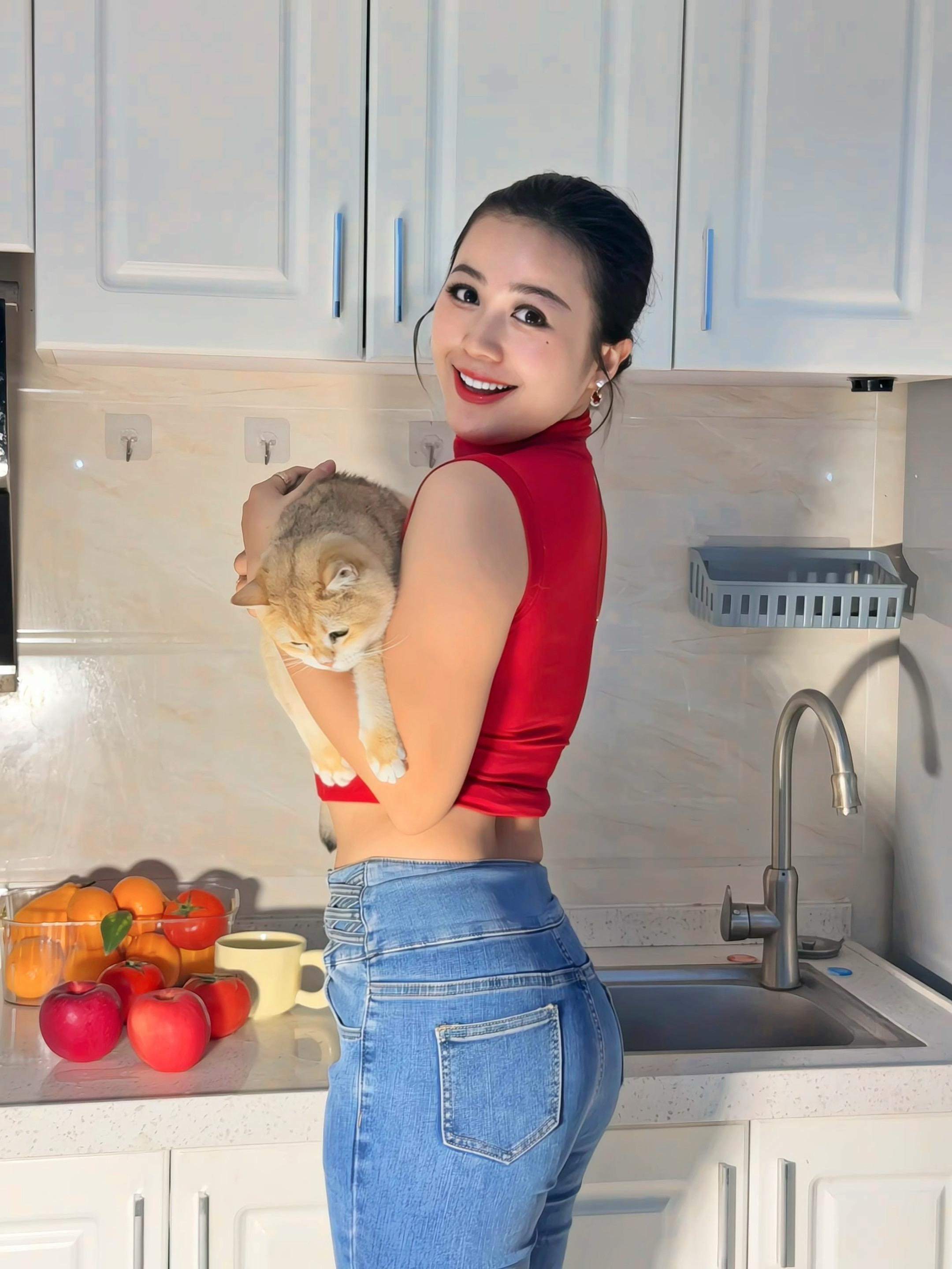 咪：我的天这个女人又要拍照了