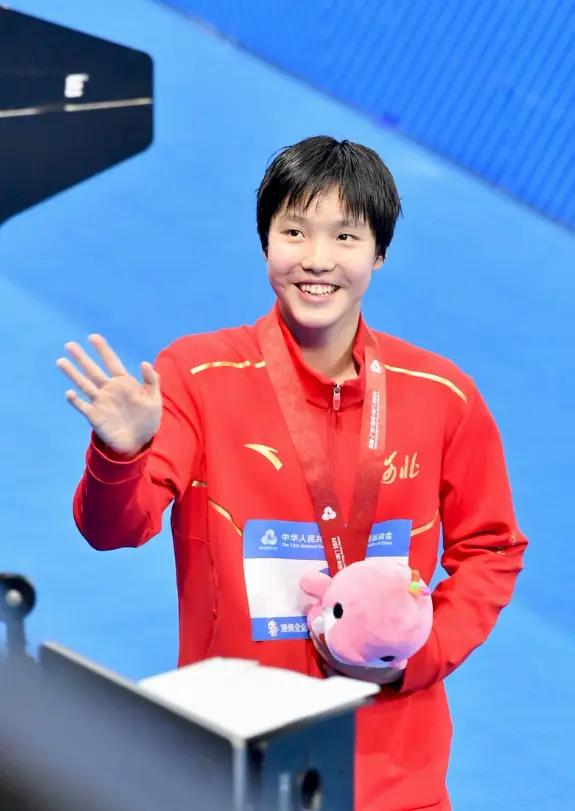 教育部点赞13岁的于子迪亚运会夺两金。今年的日本名古屋亚运会上。来自河北保定十七