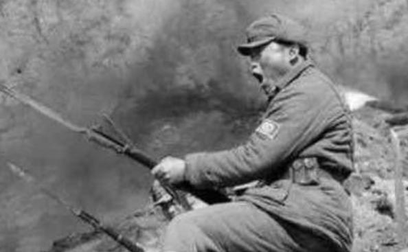 1942年，八路军干部腿部中弹被鬼子包围，情急之下掏出手枪想要以死明志，但连开三