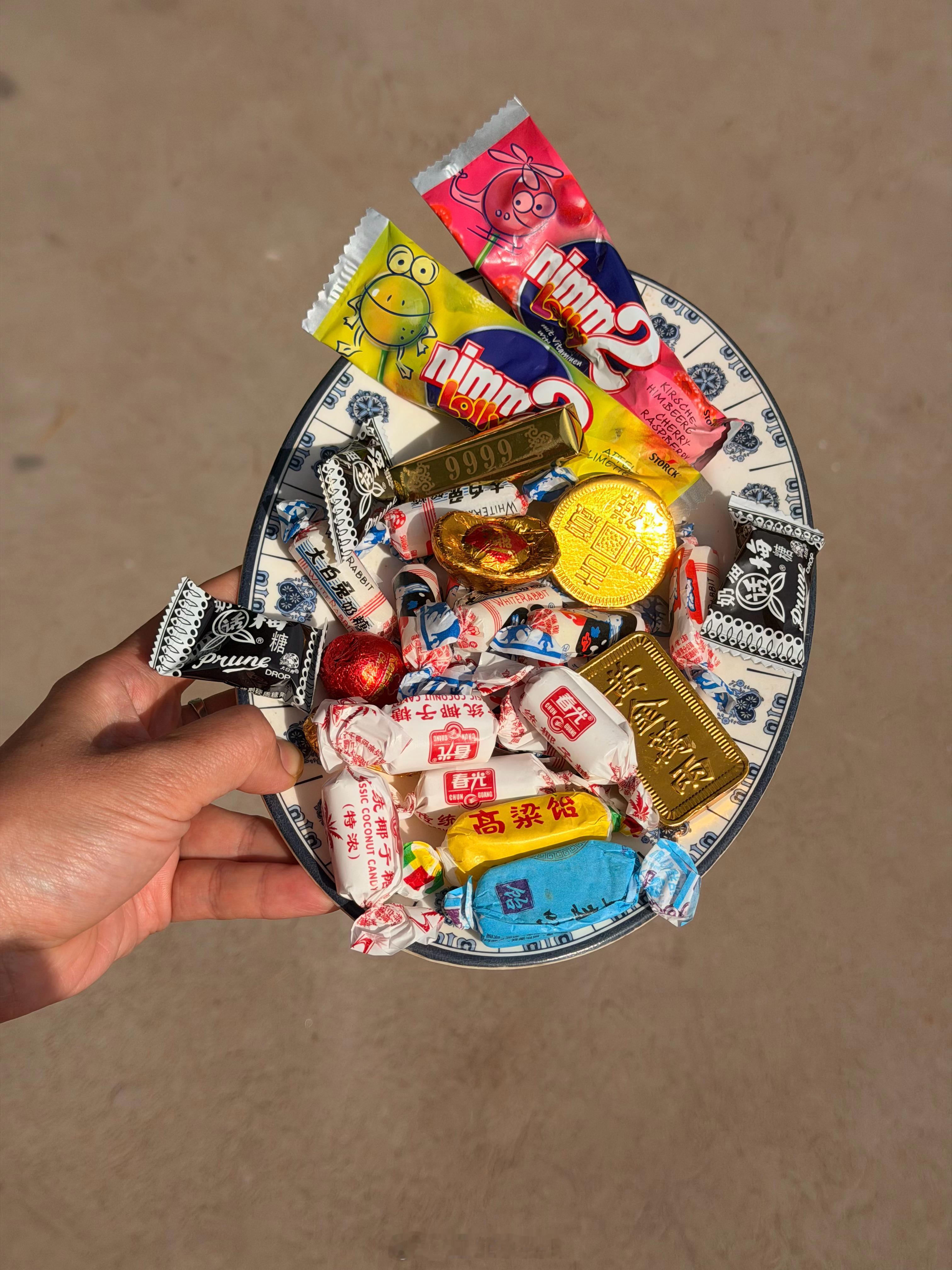 小时候过年最期待的事情之一就是可以吃好多糖果但是家里买的总是差强人意所以哪个亲戚