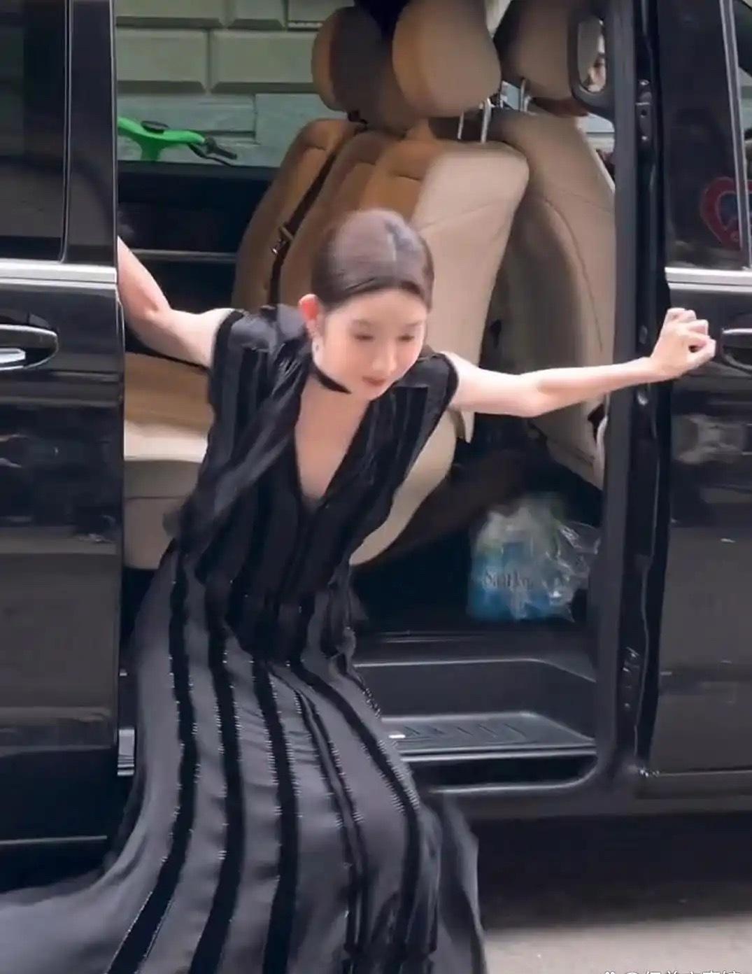 王玉雯看到自己摔倒上热搜的反应王姐也是要面子的啊，不是说好不发的吗？明星红毯或秀