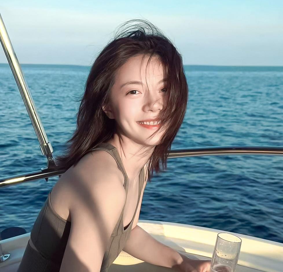 🌾赵今麦骄阳似我 

晚风轻抚过书页仿佛是时间的脚步

赵今麦 | 樱桃琥珀 