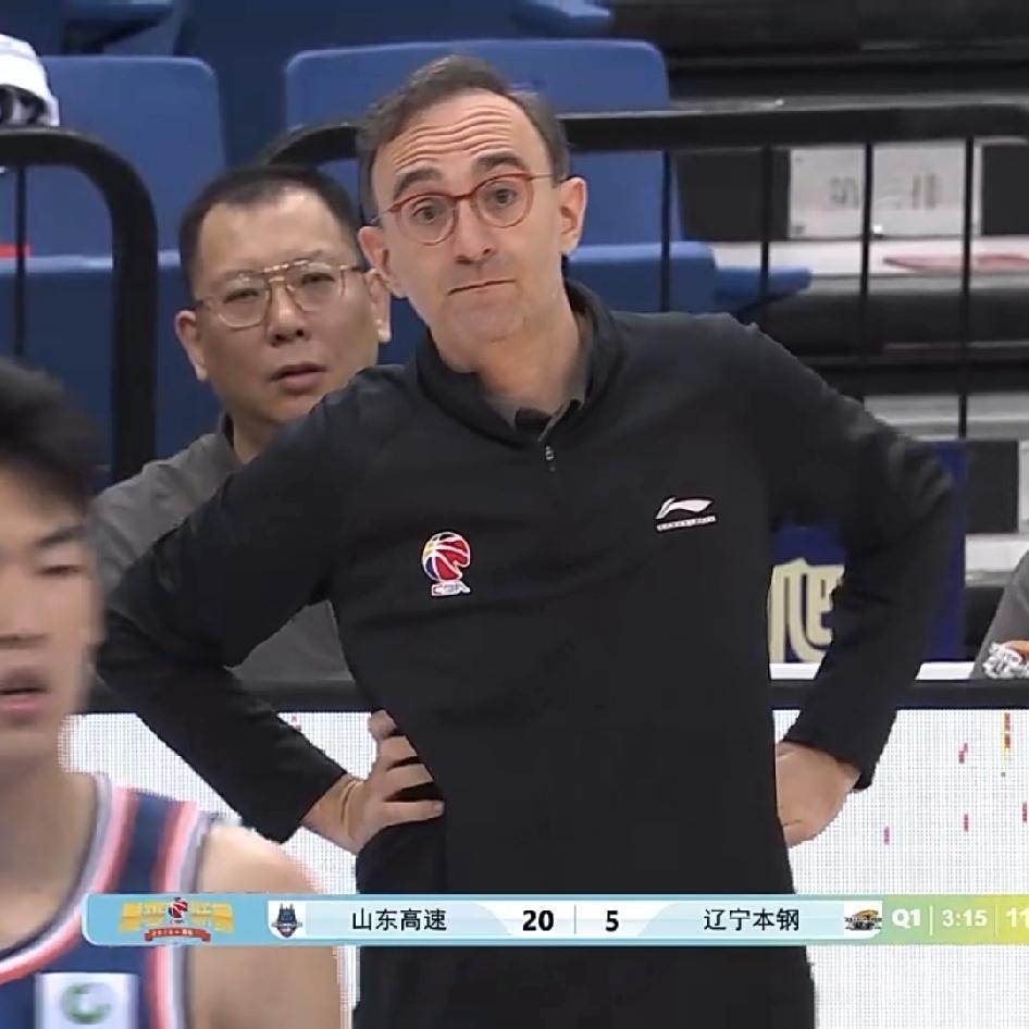 虽然说乌戈执教能力很强！战术很丰富！但昨天的他也真的是无可奈何！这从他站在场边两