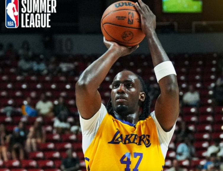 NBA夏季联赛，湖人对阵快船。半场结束时，湖人54比38领先。卡卢马今天延续着出