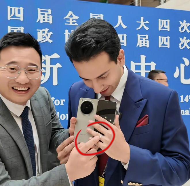 方浩明官宣订婚【伊拉克籍记者官宣订婚！他曾因跳“科目三”被王毅记住，女友来自新疆