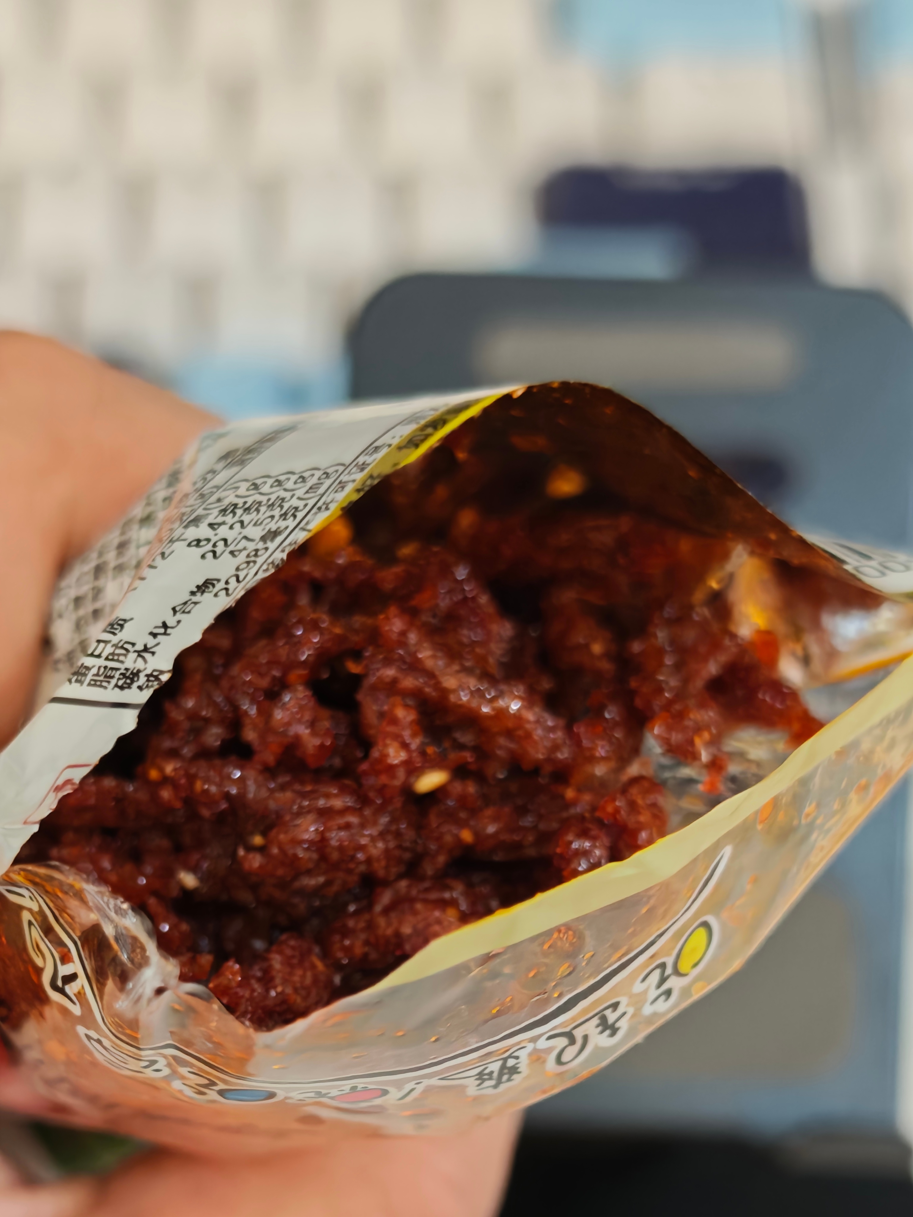 叔叔我今年三十八岁了，但依然很喜欢吃辣条😋 