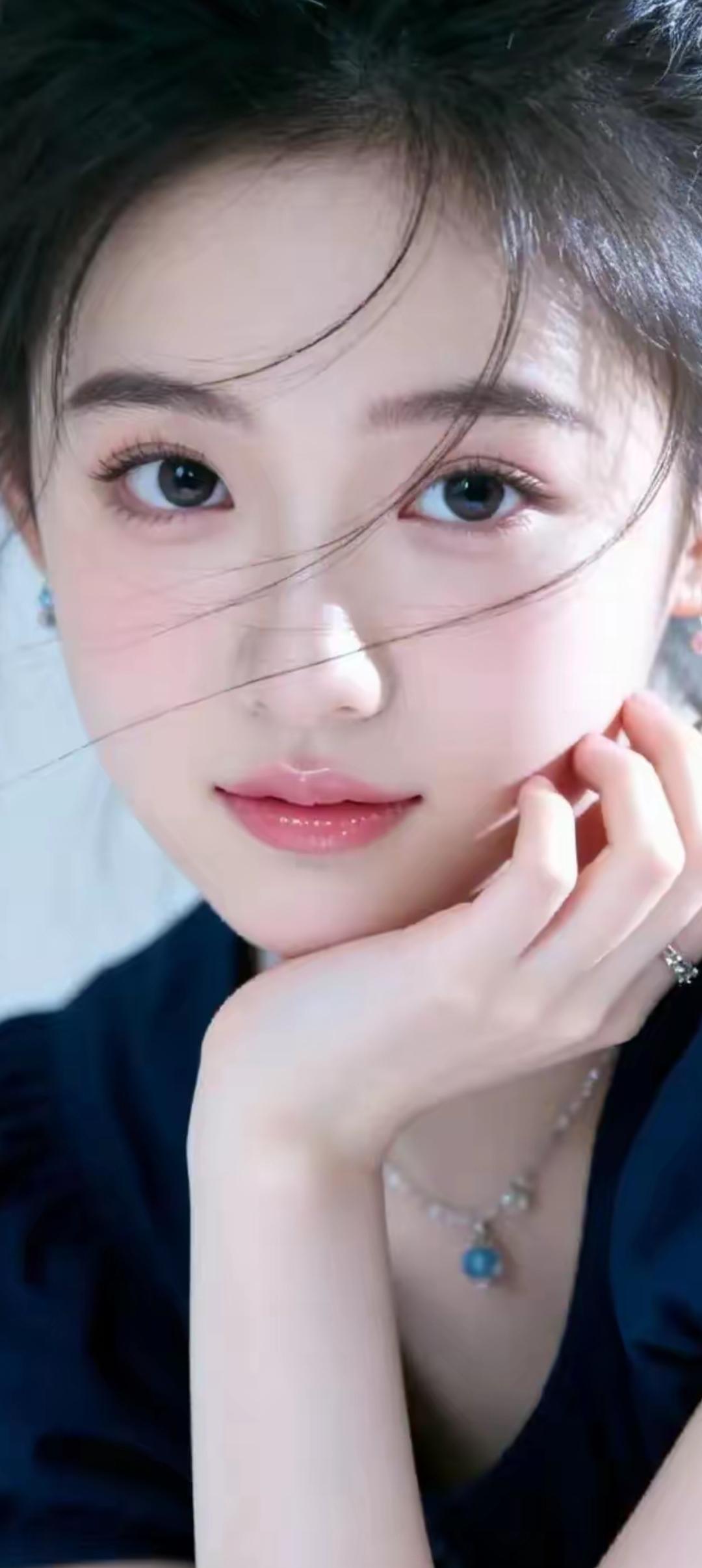 温柔甜美的少女，轻抚脸颊，散发着自然的光彩。