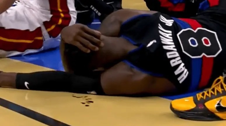 哈达威到底后脑部不停流血，目前已被紧急送医！#NBA[超话]# ​​​