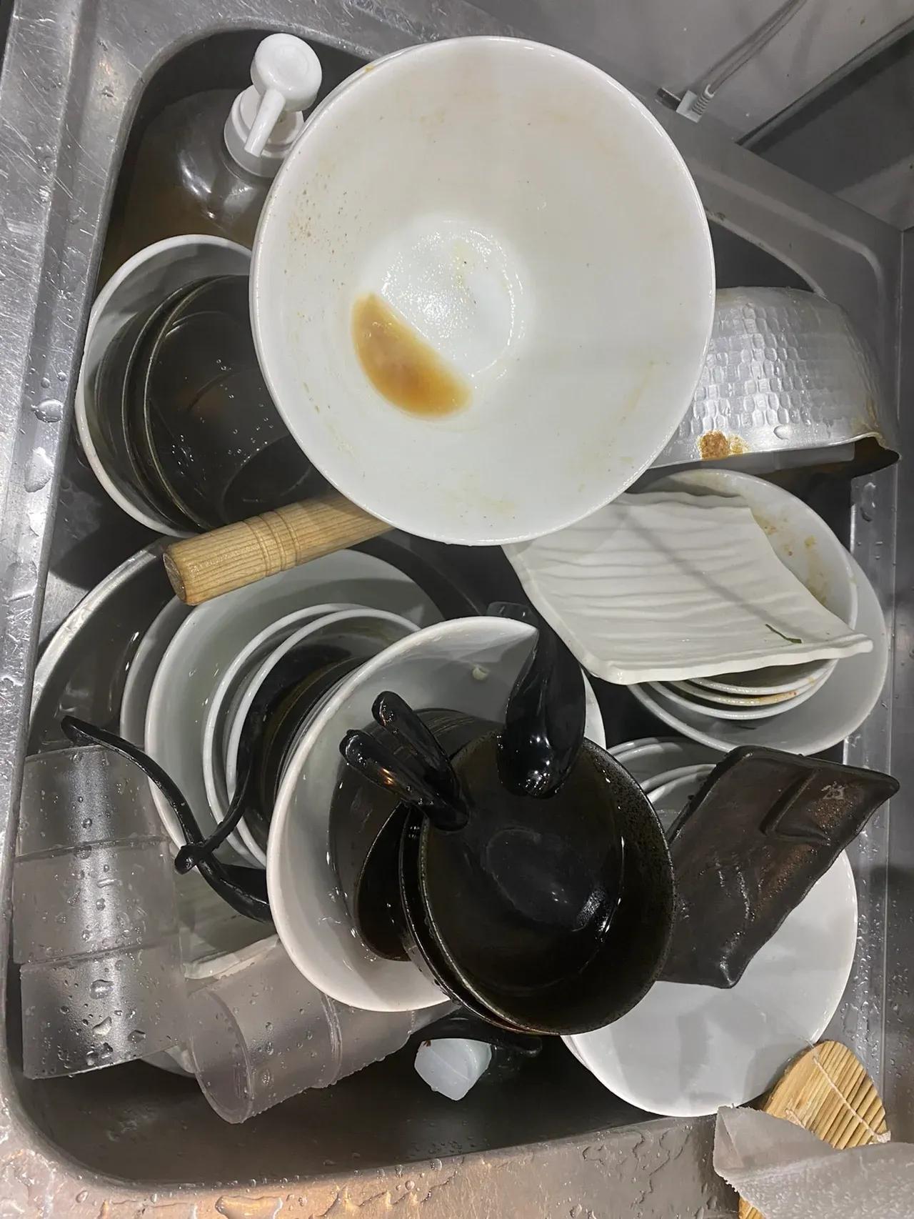 有没做儿媳妇的是跟我一样的！一个洗碗就能看出在家里的地位！

当叫老公洗碗时，公