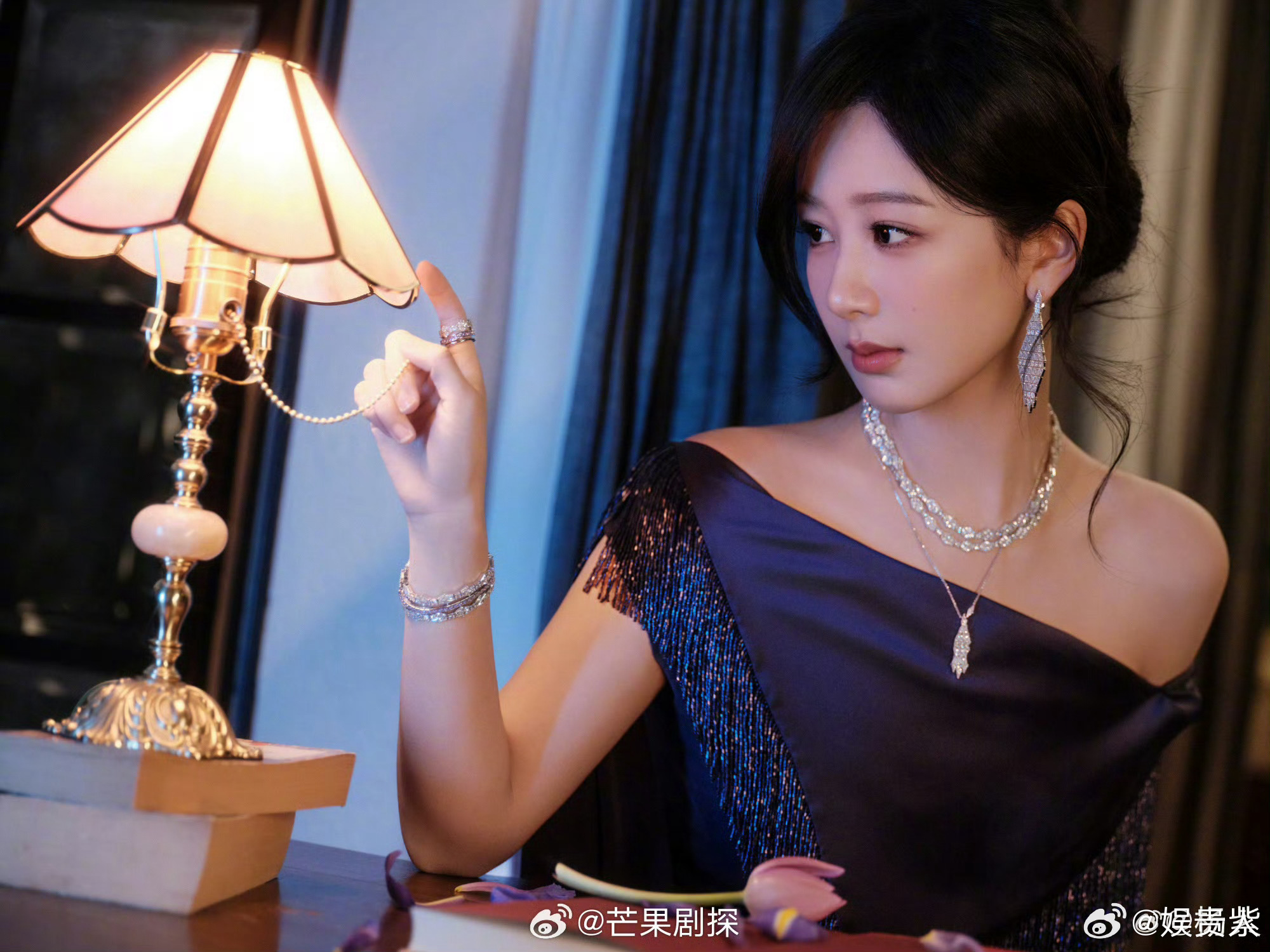 杨紫挑灯这一下杨紫发了紫裙六宫图 谁懂啊，挑灯这一下，太美了 