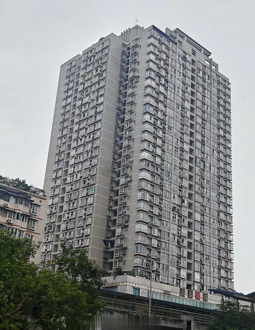 这种房子会压抑么感觉很高，每一层里面感觉很多户，除了电梯和过道没有其他的。感觉很