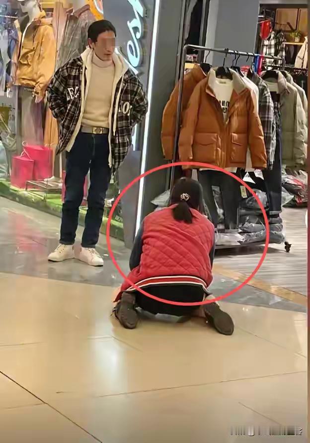 女子商场跪求丈夫：疑不是为买羽绒服，丈夫正脸流出，知情人爆料

在这个快节奏、高