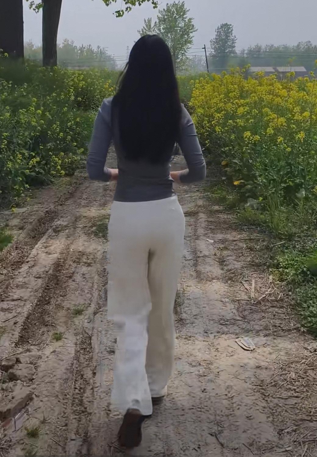 脚上崭新的鞋，脚下泥泞的路，怎么走？