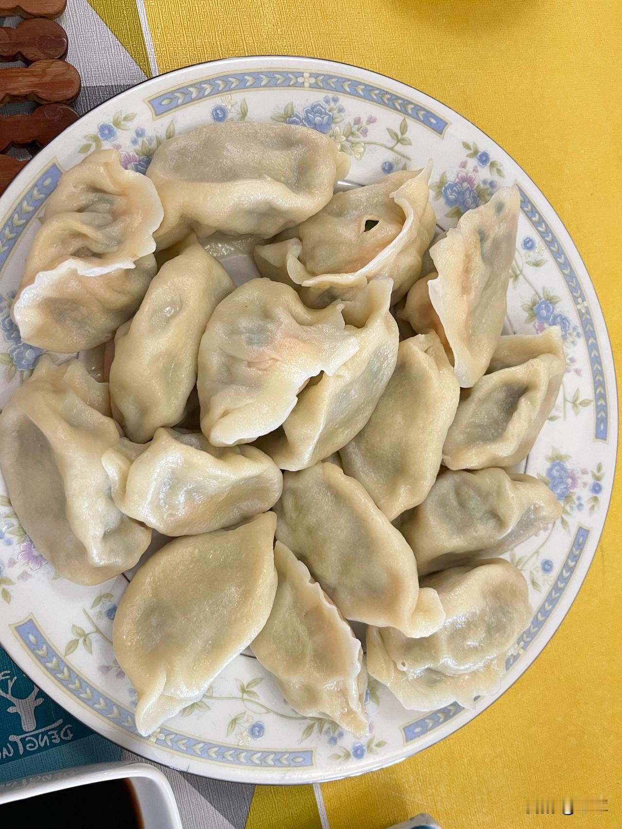 今天包的饺子太大了，煮饺子跟蒸饺子一样大。[捂脸]

儿子回来我就忙活，原来定的