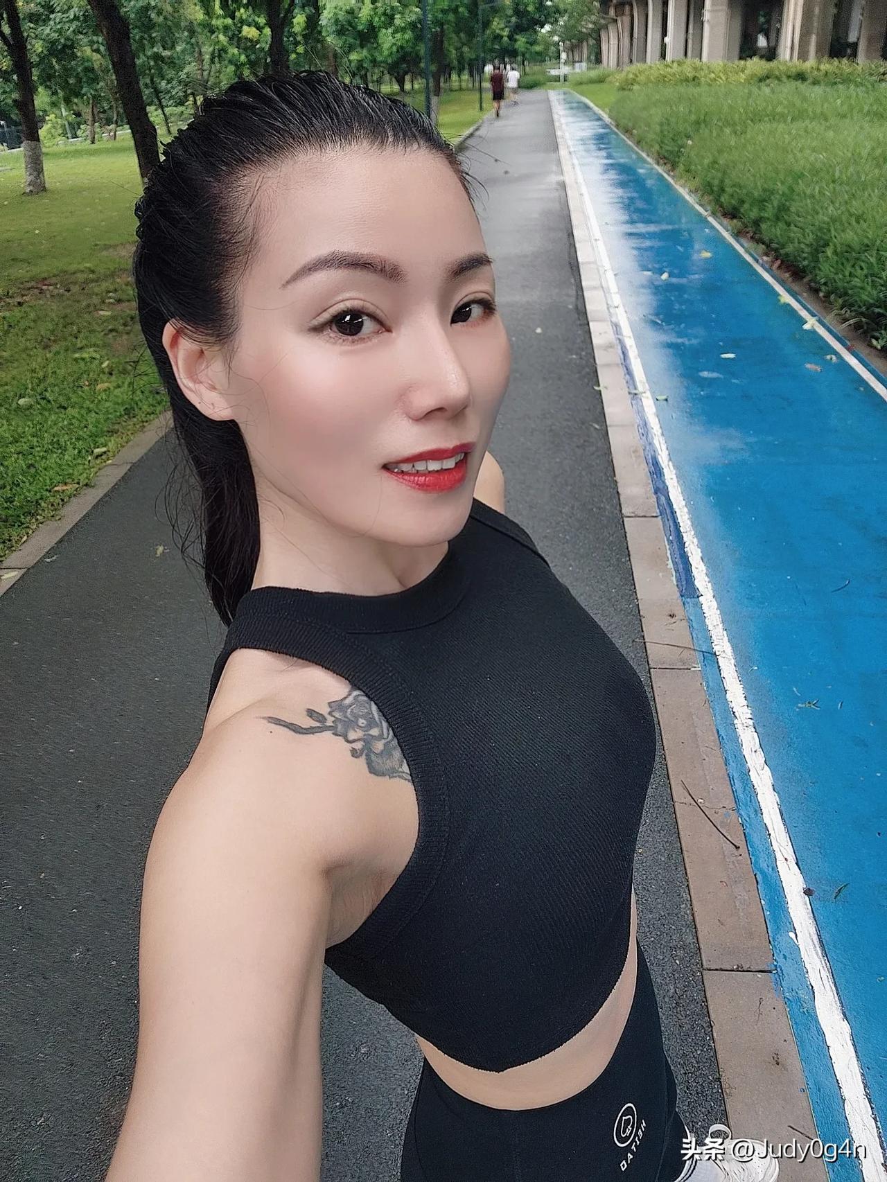 自律遇见更好的自己！抖出你的小蛮腰 好身材需要不断雕刻 身材管理是女人一生的必修