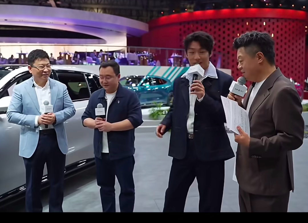 王天放现身北京车展展台 王天放现身北京车展的站台，状态还蛮好的，不知道能不能拿到