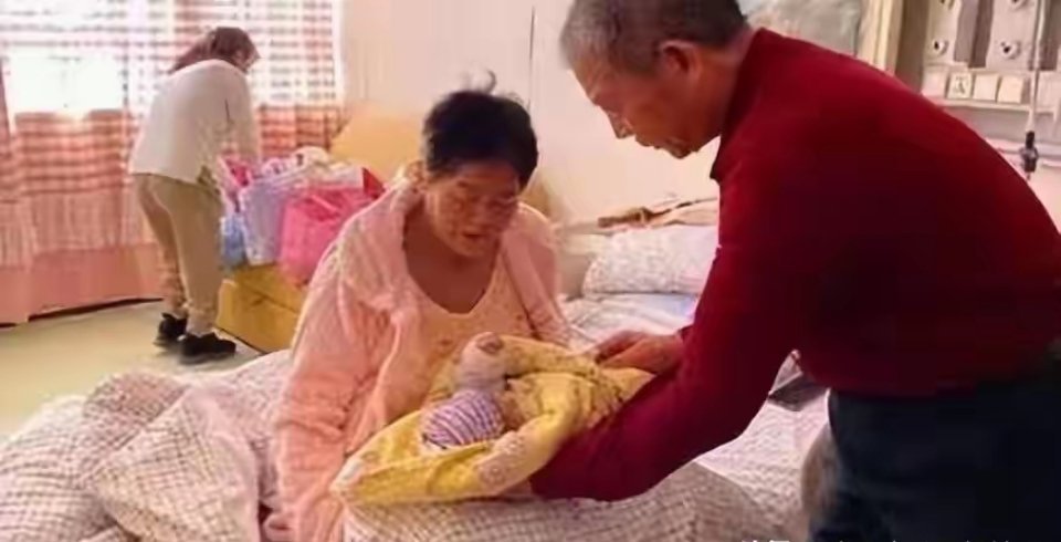 山东“高龄天赐一家”因高龄产女引发争议，75岁的黄维平在父亲节坦白真相，揭示了家