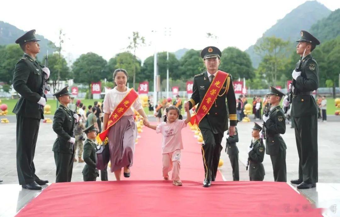 开路先锋号[超话]一纸命令，书写使命责任一副军衔，续写军旅荣光近日南部战区陆军某