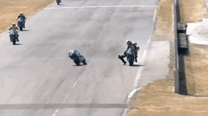 这摩托车骑的真是高手。