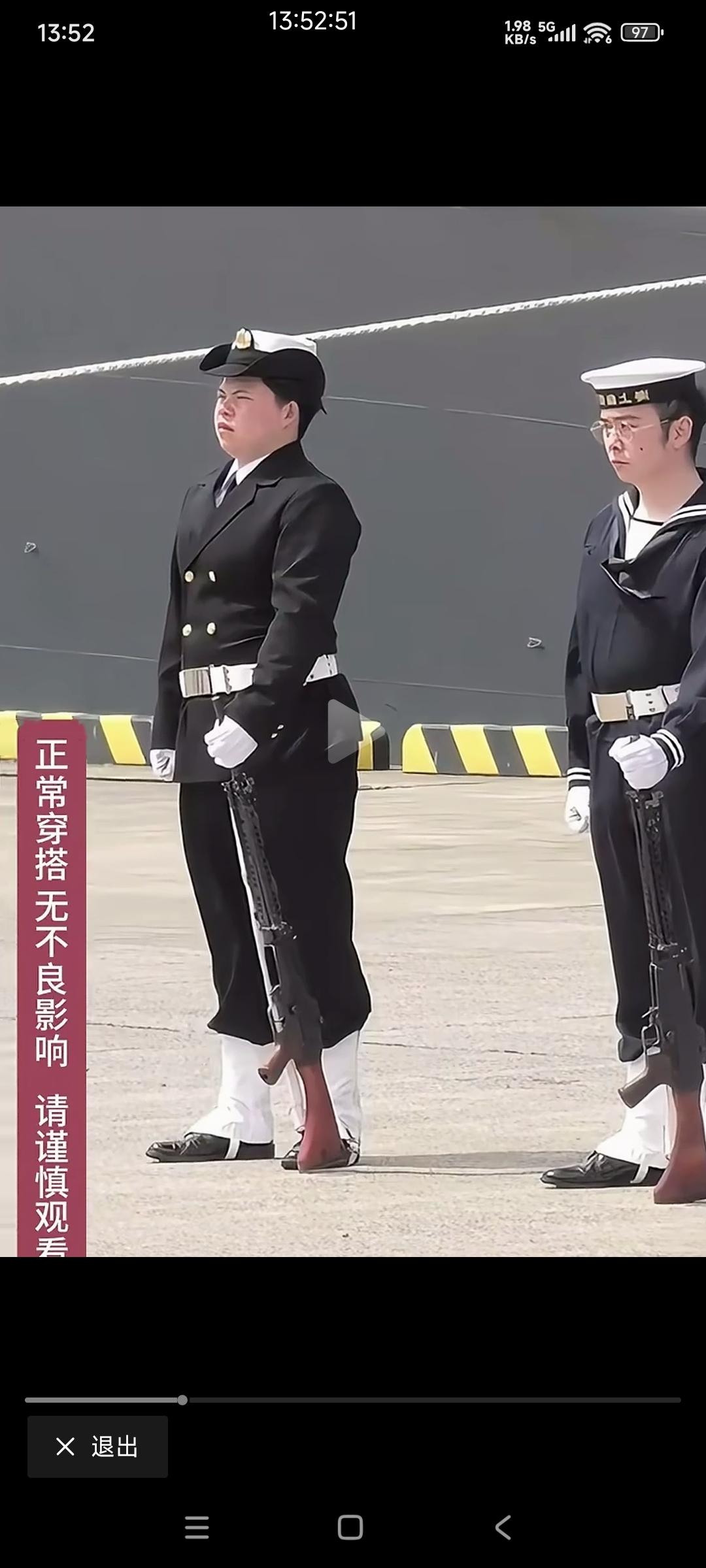 照片中是日本海上自卫队的一名女子卫队队员

她手里拿的是64式自动步枪～日本战后