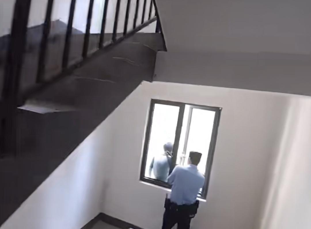 五楼窗台险象环生，警消联手救下被困男孩
 
近日，株洲崇德路派出所接到119转警