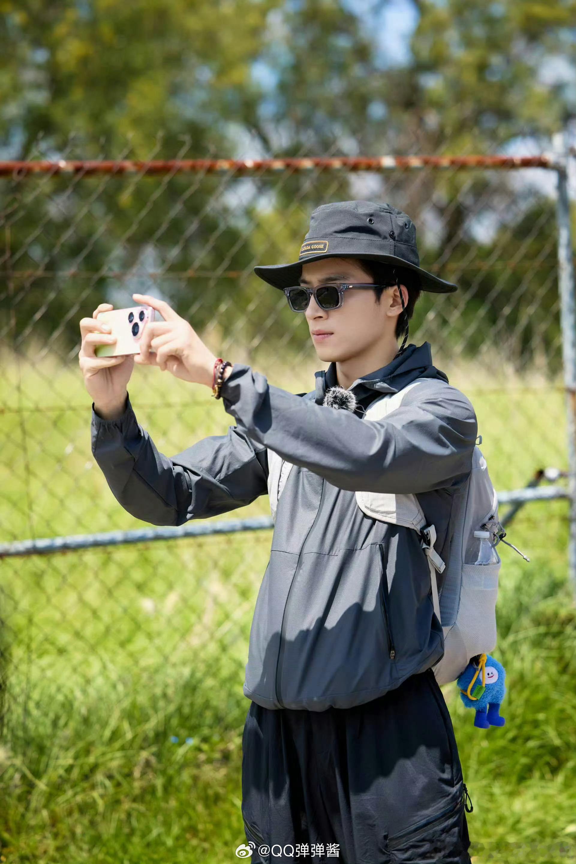 王星越演我突然被点名反应这就是上课被老师点名的真实写照！花少直播里王星越猝不及防