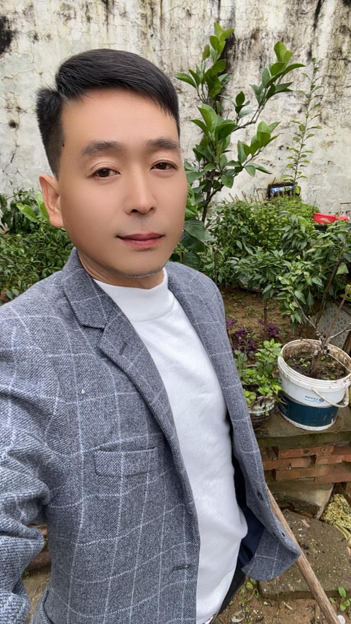 你知道吗?一个女人在最累的时候，多么希望有个人能够抱抱她，不是牵手，也...