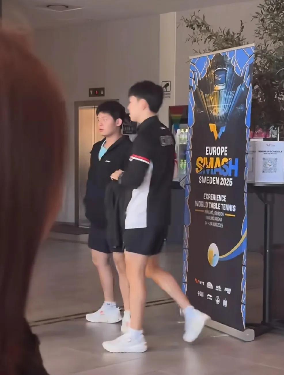 黄友政这孩子真是把自己照顾的很好[偷笑]
瑞典天气有点凉，
他随身携带裤子，
感