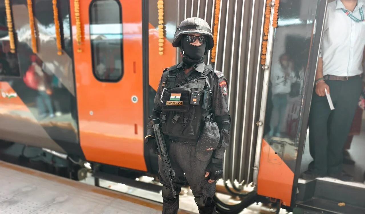 印度中央后备警察部队士兵与新型国产JVPC冲锋枪