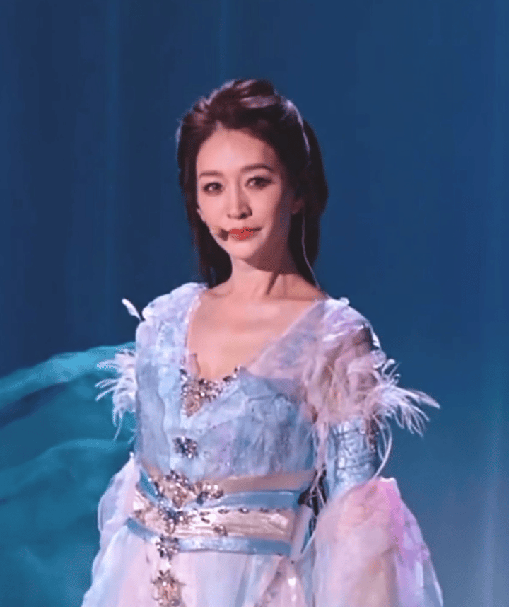 直拍好直观的能看出来李冉三公真不是她完美的状态。总在清嗓子，身子也一直轻微发抖。
