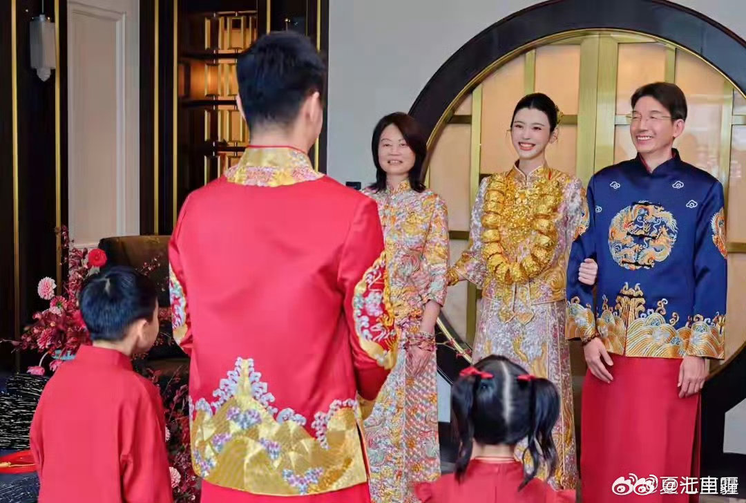 奚梦瑶晒婆婆四太赠送的敬茶礼奚梦瑶晒婆婆赠送的婚嫁敬茶礼奚梦瑶分享四太赠予的婚嫁