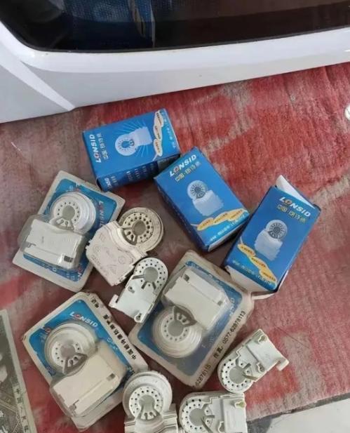 天呐！这堆老物件谁家里还藏着？
 
收拾屋子翻出一堆这东西，看着既熟悉又陌生，好