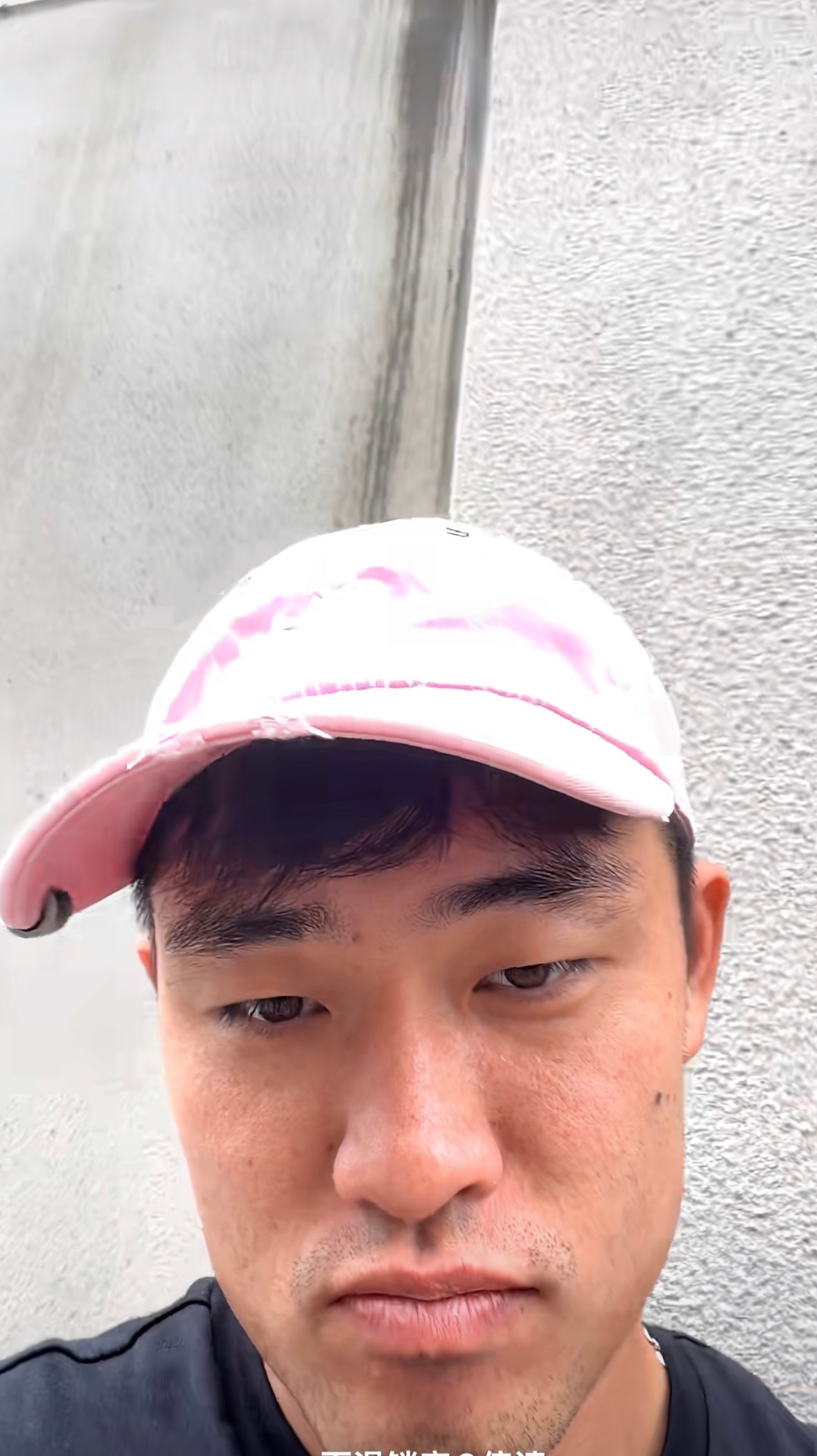 哈哈哈，哪里来的穿搭小哥？吴易昺：“我的红色美甲💅漂亮吗？”“我的粉红帽子帽檐
