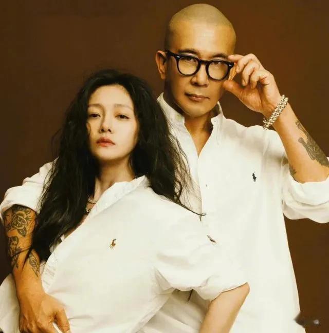大 S 二婚状态：卧床吃喝，具俊晔伺候喂饭。
林瑞二婚生活：老婆起夜背着去卫生间