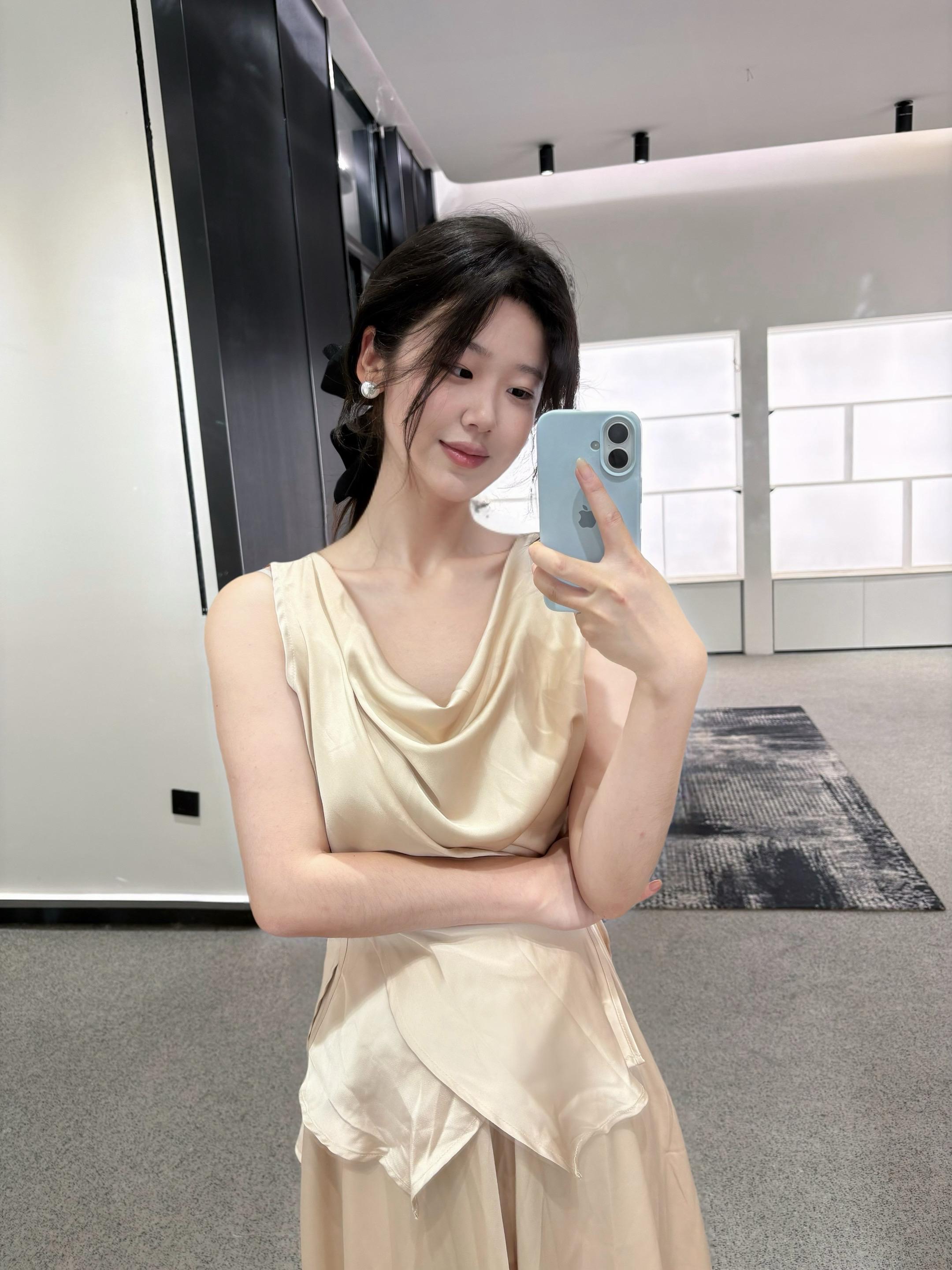 女孩总在年轻的时候追寻女人味 身上就会有种稚子天真感和雌性荷尔蒙混合交...