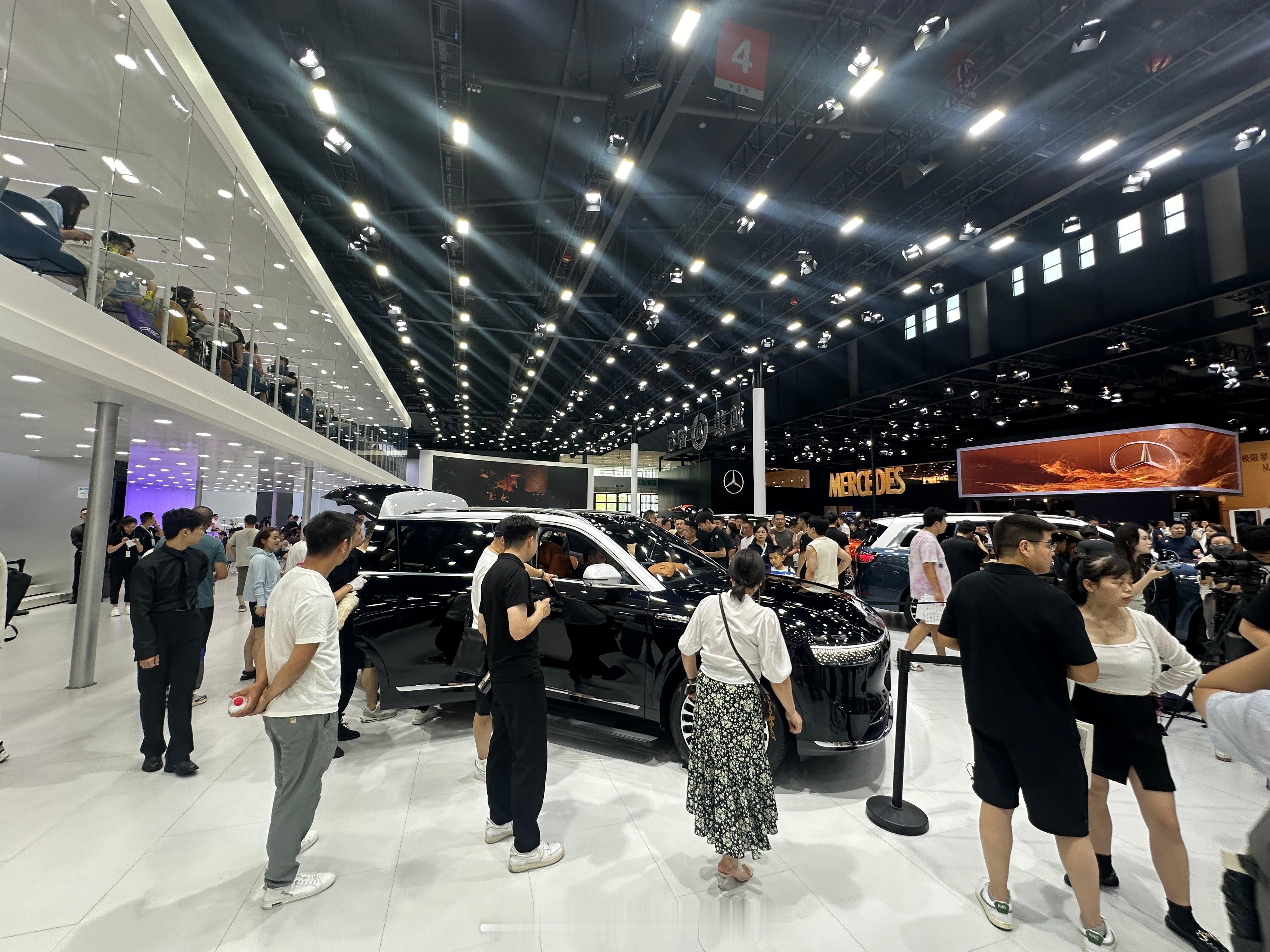 2024成都车展鸿蒙智行的展台，真的好多人，看来大家对于华为系的车关注度还是很高