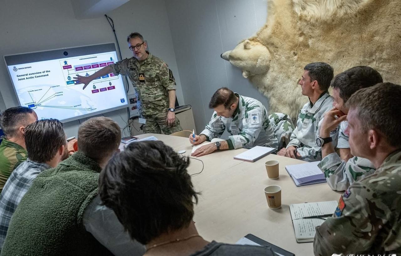 来自法国、挪威、英国和瑞典的士兵目前正在格陵兰岛参加军事演习。他们会见了联合北极