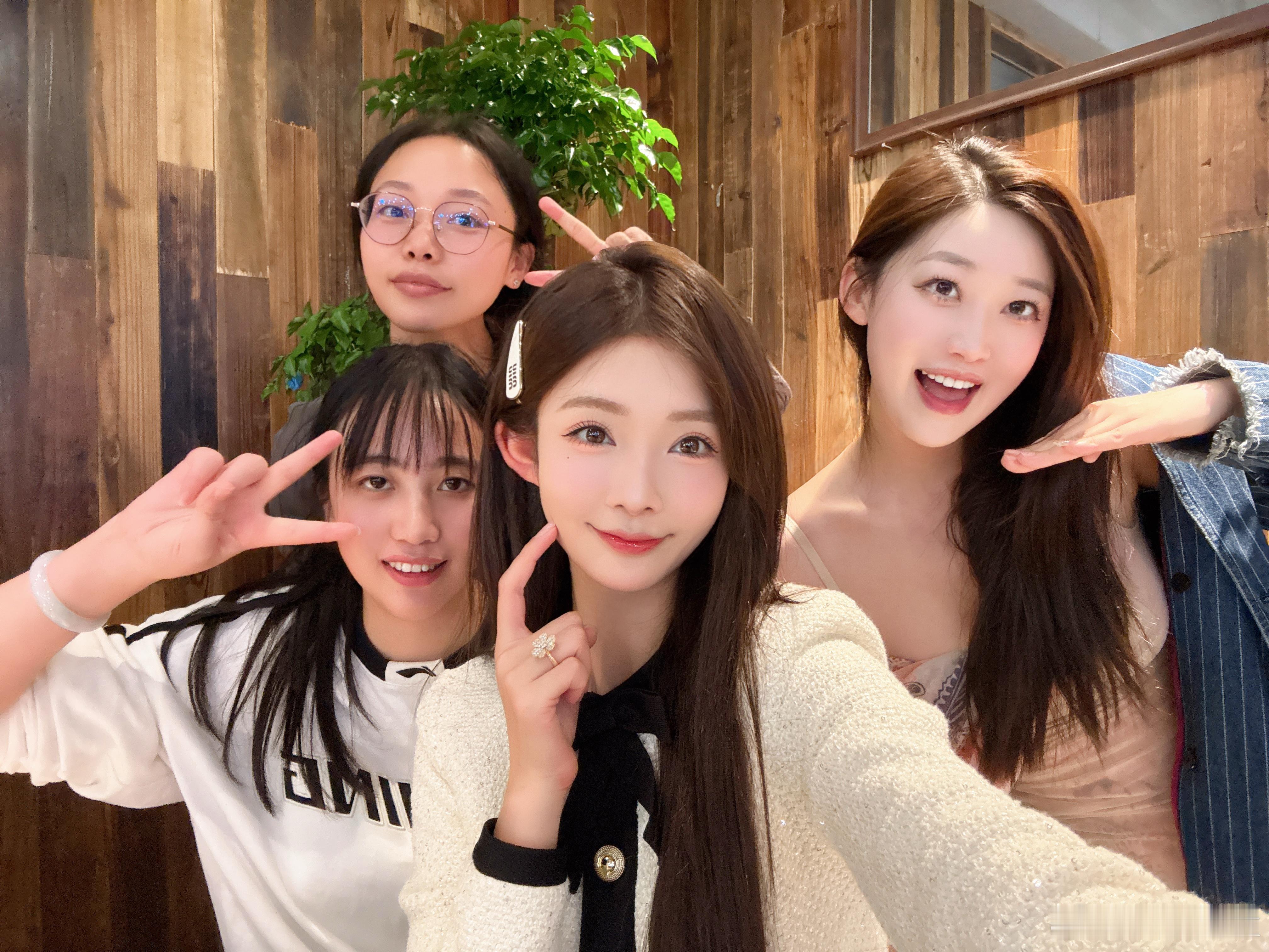 不会有人一直爱你，但一直会有人爱你，两个小朋友每年一次的重庆游开始啦✌️ ​​​