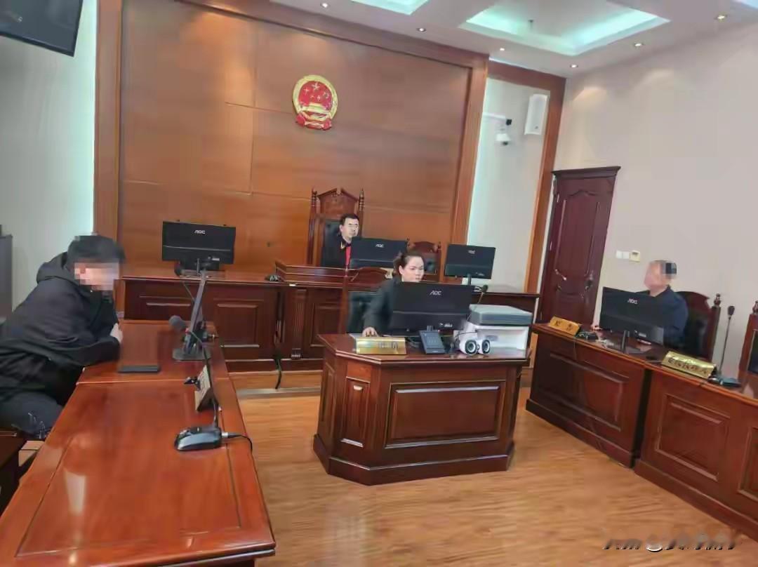 黑龙江大庆，一月入7000退休金的七旬老汉，觉得自己的退休金不够用，便将儿子告上