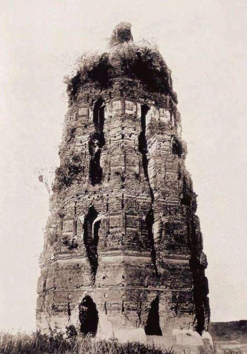 1924年，雷峰塔突然倒塌。人们害怕白蛇出塔，纷纷呼喊：“快跑啊，雷峰塔倒了，白