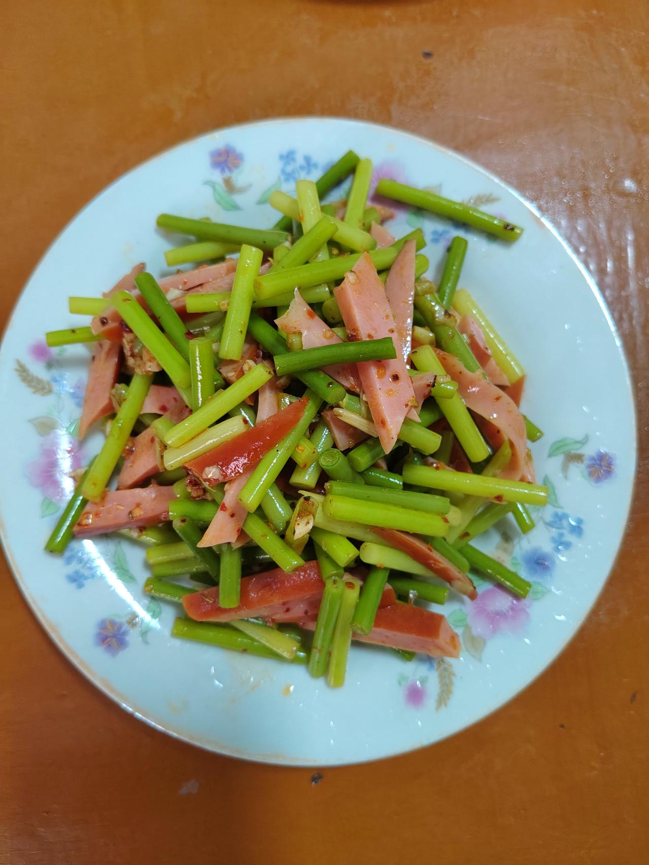 谁懂啊！这盘蒜苔炒火腿直接把“家常烟火气”焊死在餐桌上！脆嫩的蒜苔裹着香辣酱汁，