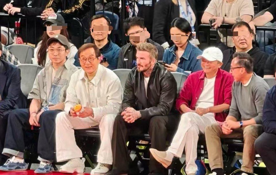 泡泡玛特王宁坐前排看NBA中国赛，与马云、成龙同坐一排。 ​​​
