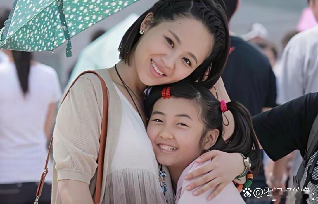 张子枫小时候也太萌了吧！软乎乎的模样，可爱到直击人心～ 