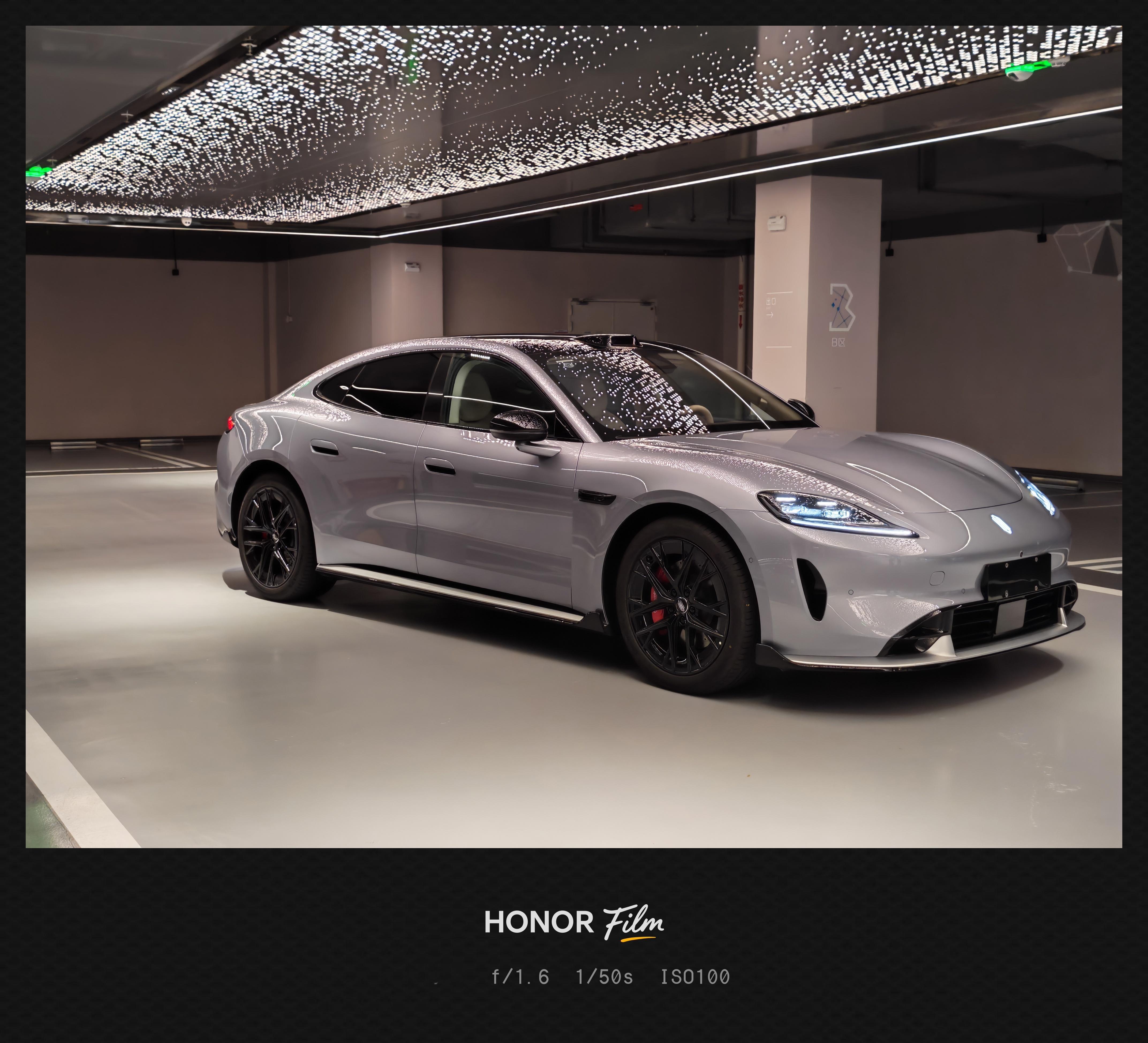 周末把尚界Z7借给朋友开了，今天他还我的时候说，本以为五个人会很挤，实则三个人坐