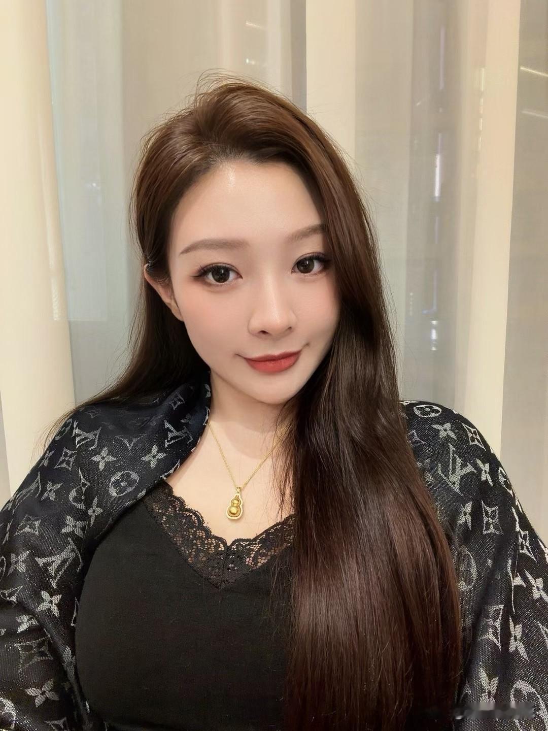 每周抽两个晚上去做面部深层护理，入了那支种草半年的抗老精华，用了三周，熬大夜改方