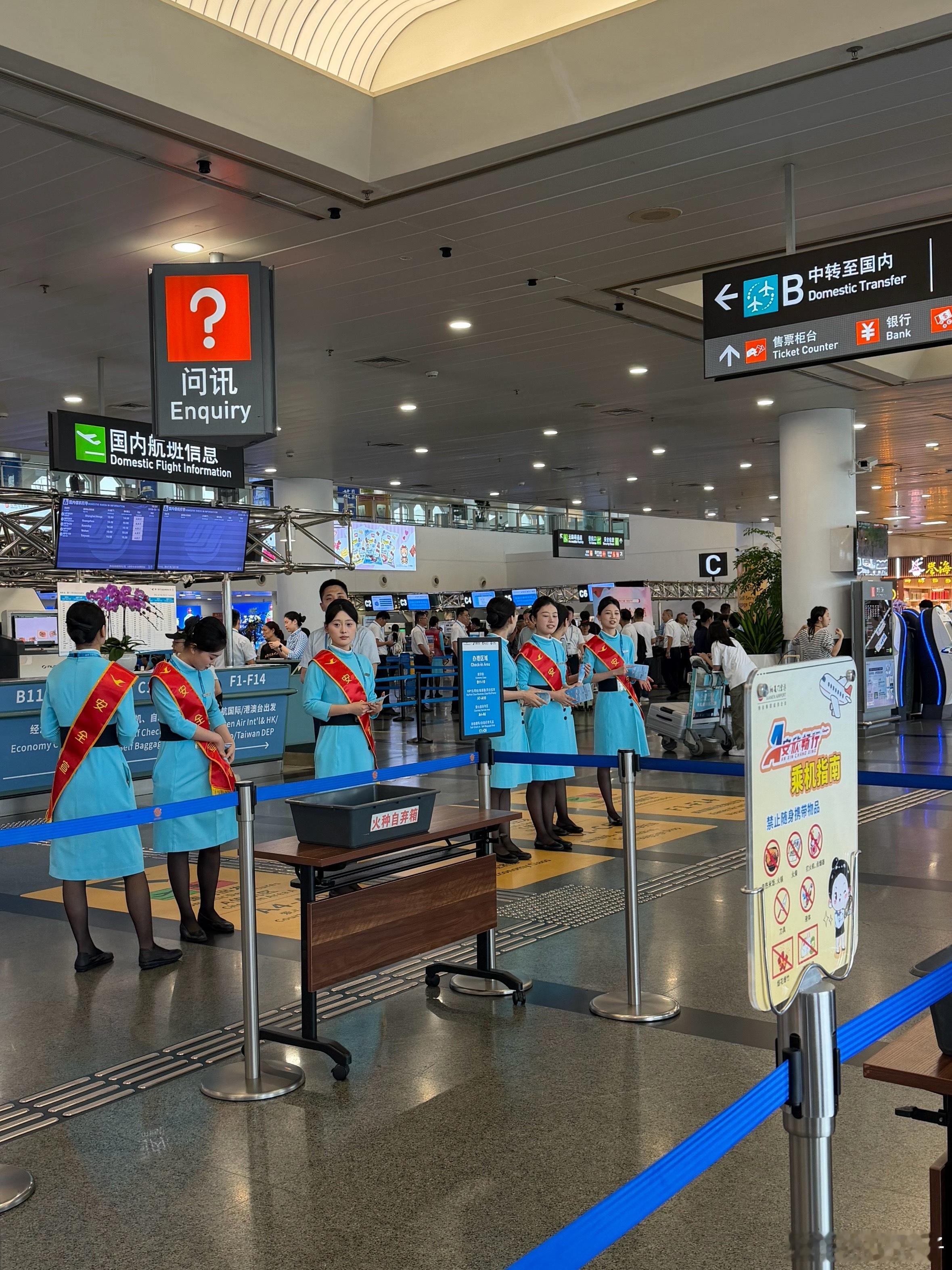 今天厦航这么热情，安排这么多空姐列队欢迎我