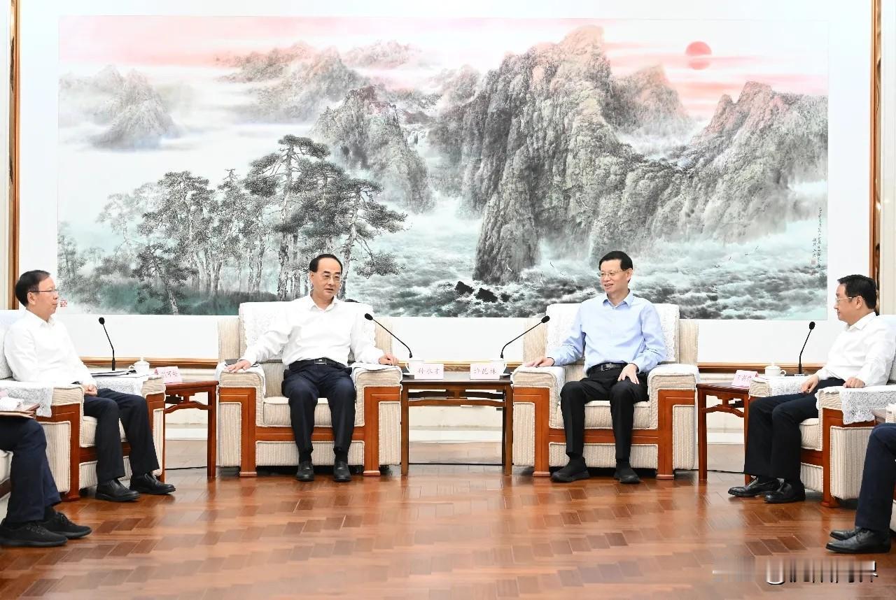 中车集团有限公司董事长到访沈阳
中车沈阳公司
百年历史
最大铁路货车生产企业
希