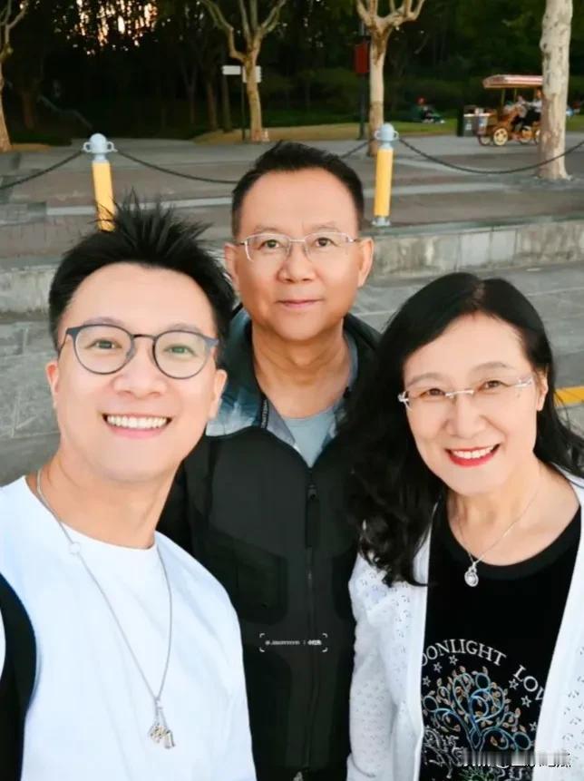 一家人多幸福！这是普通人家庭的的合影，虽没有明星那样全国知名，光彩亮丽，但普通人