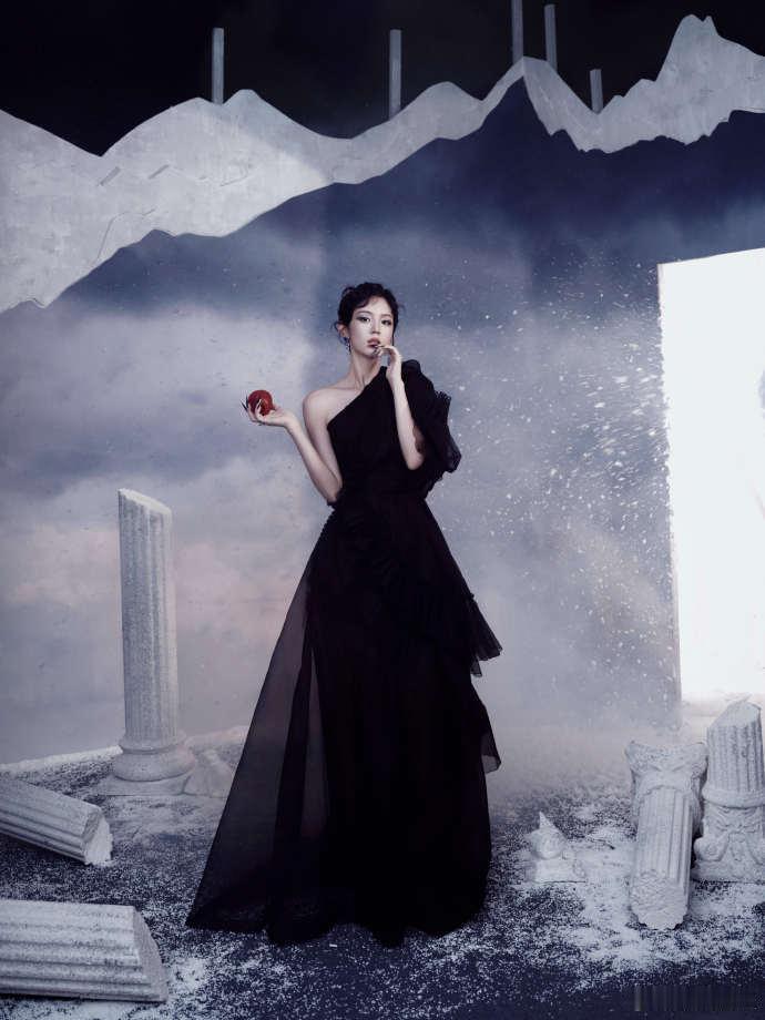 周也魔法女巫 周也扮起魔法女巫真的很可，那种氛围一下就出来了，每次出现都让人眼前